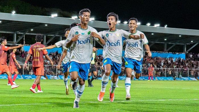 "Timnas" Aceh saat bertanding di Stadion Dimurtala Lampineung, Banda Aceh. Foto: PB PON Aceh