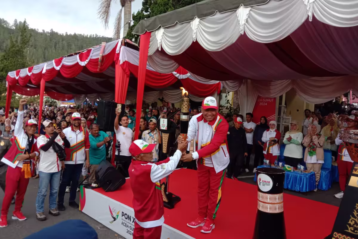 Ribuan Warga Takengon Tumpah Ruah di Jalan Sambut Kirab Api PON