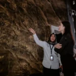Wamenparekraf Angela Tanoesoedibjo didampingi Deputi Kemenparekraf Reza Fahlevi di dalam Museum Tsunami Aceh. Foto: Biro Komunikasi Kemenparekraf