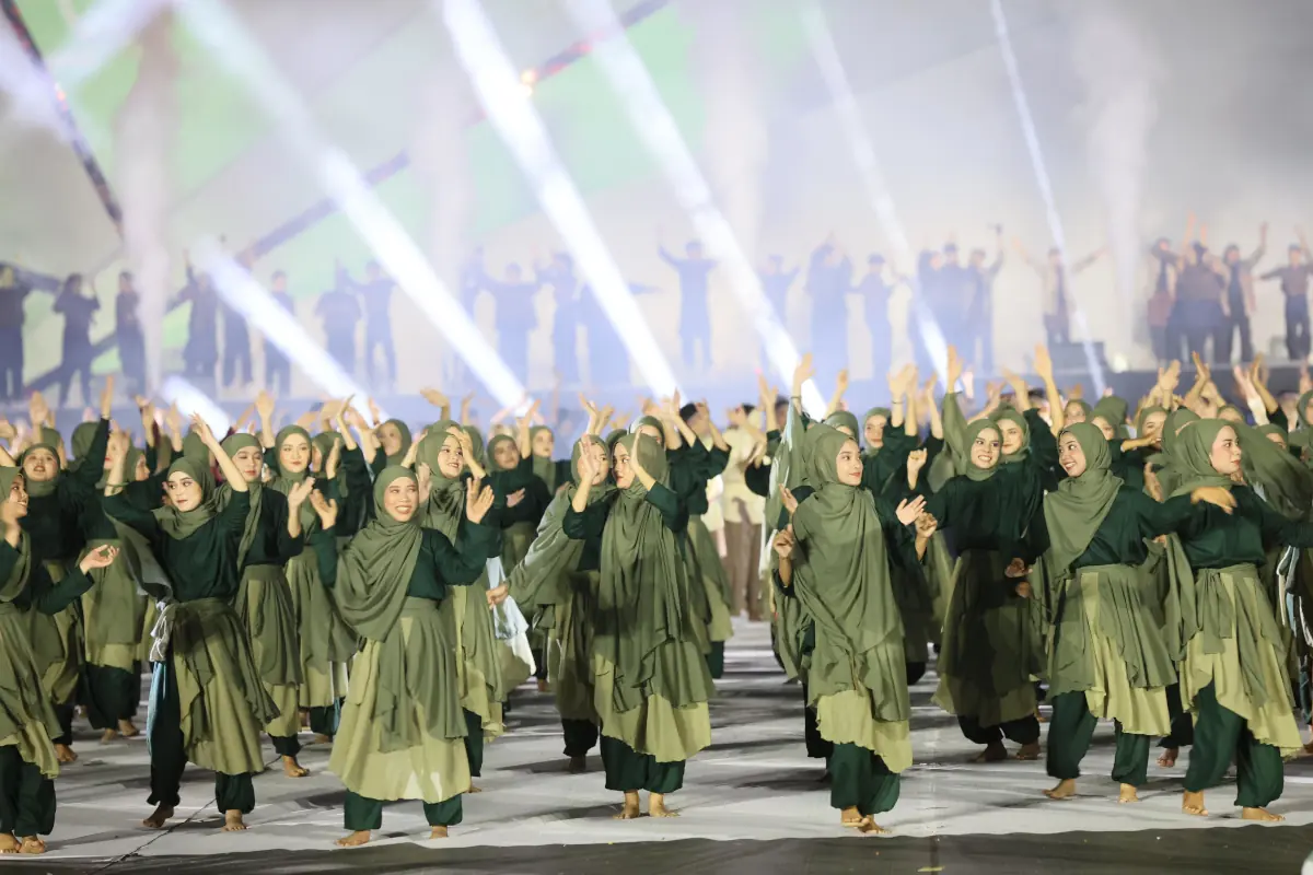 Sejumlah penari menampilkan tarian kolosal. Foto: Adi G for Line1.News
