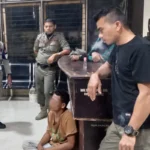 MA (duduk di lantai) di kantor Satpol PP dan WH Lhokseumawe. Foto: Istimewa