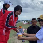 Ulthary dan Kenisya setelah menerima medali emas di Upacara Penghormatan Pemenang, Rabu sore, 11 September 2024. Foto: Line1.News/Fajar