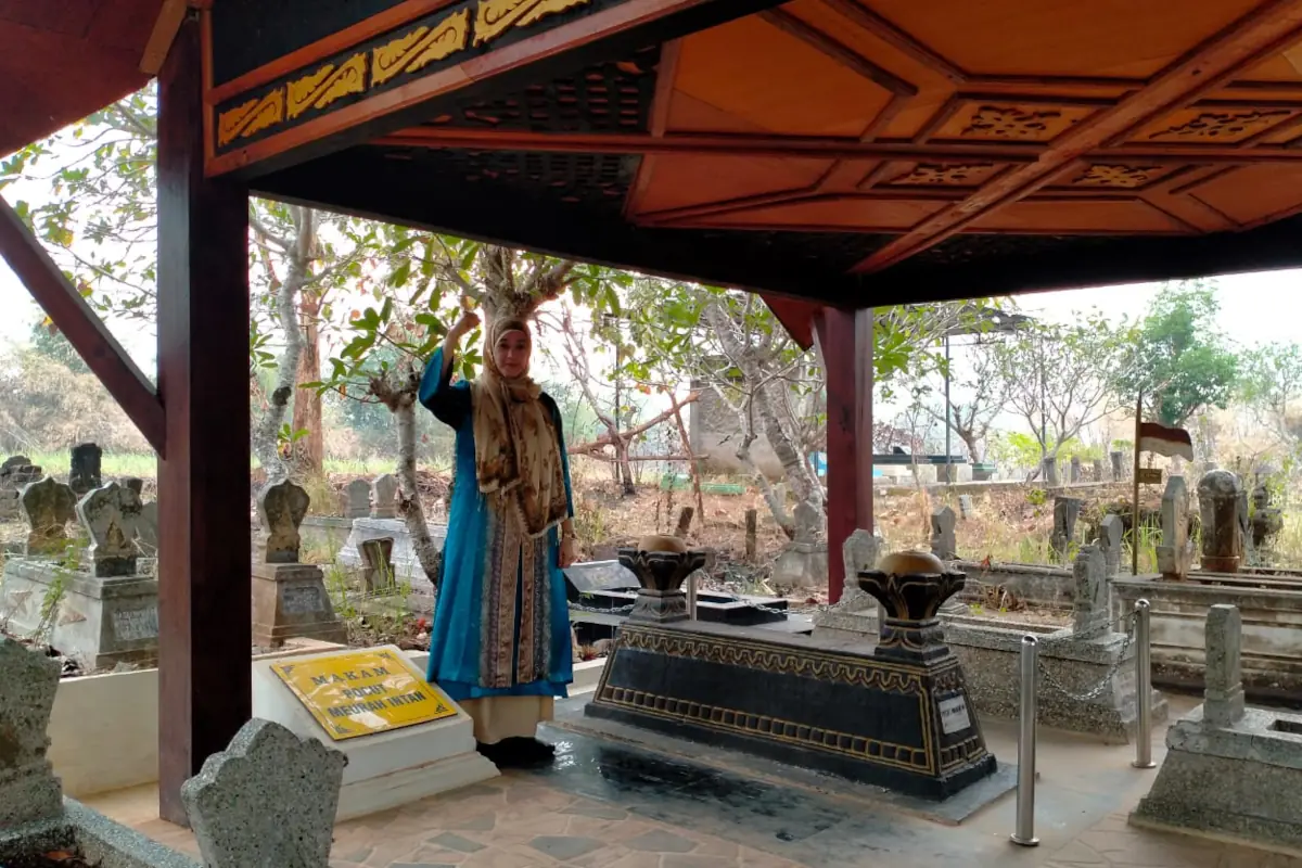 Cut Putri di Makam Pocut Meurah Intan
