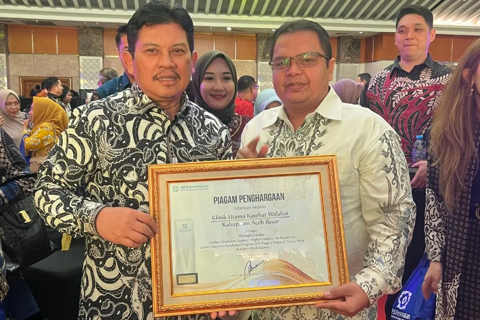 Direktur BPJS Kesehatan Profesoor Ali Ghufron Mukti memberikan penghargaan Faskes Berkomitmen Nasional 2024 kepada penanggung jawab Klinik Kasehat Dokter Said Aandy Saida atau Doto Aed di Hotel Grand Sahid Jaya, Jakarta, Kamis, 19 September 2024. Foto for Line1.News