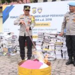 Kapolres Aceh Utara AKBP Nanang Indra Bakti memusnahkan dokumen arsip Perwabkeu. Foto: Dok. Humas Polres Aceh Utara