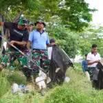 Danrem 011 Lilawangsa Kolonel Inf Ali Imran membersihkan sampah di Waduk Lhokseumawe. Foto: Istimewa