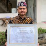Anggota Ditsamapta Polda Aceh, Bripda Dolly Isma Indra, bersama piagam penghargaan Musabaqah Hifzil Quran (MHQ). Foto: Dok Polda Aceh