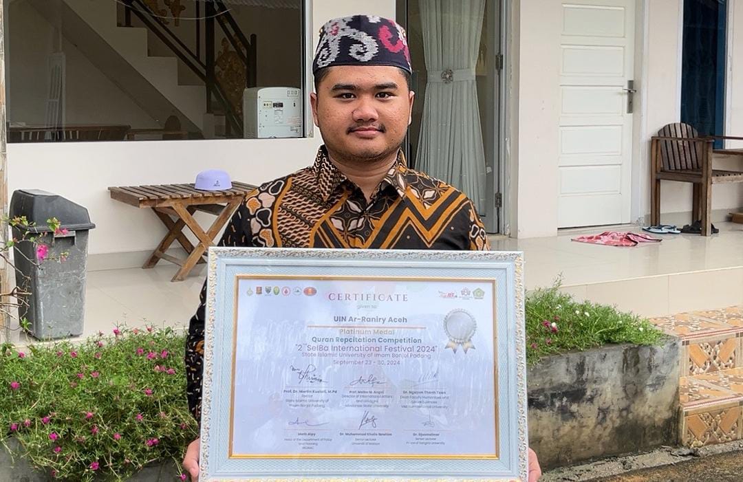 Anggota Ditsamapta Polda Aceh, Bripda Dolly Isma Indra, bersama piagam penghargaan Musabaqah Hifzil Quran (MHQ). Foto: Dok Polda Aceh