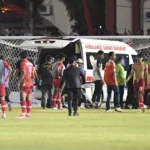 Ambulans masuk lapangan Stadion Dimurtala Lampineung, Banda Aceh, hendak mengevakuasi wasit Eko yang dipukul pemain Sulteng Rizki Saputra, Sabtu, 14 September 2024. Foto: antaranews.com
