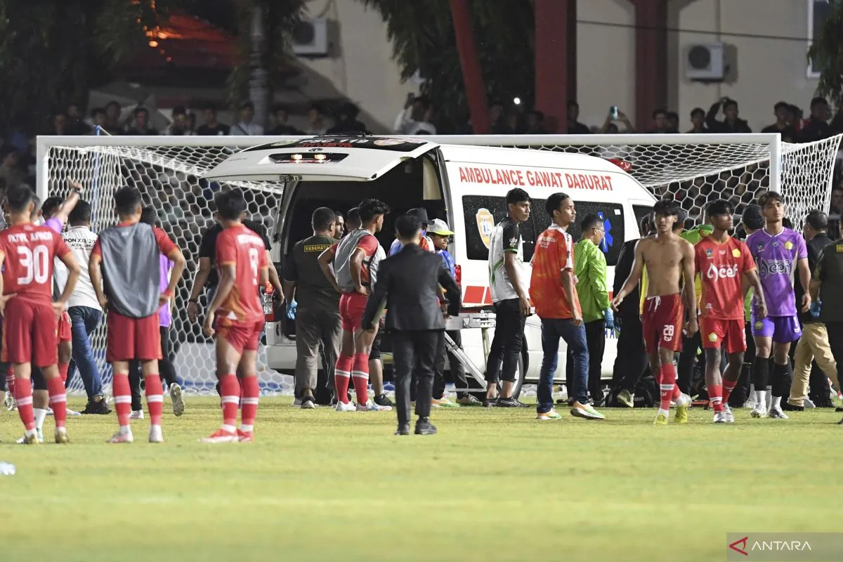 Ambulans masuk lapangan Stadion Dimurtala Lampineung, Banda Aceh, hendak mengevakuasi wasit Eko yang dipukul pemain Sulteng Rizki Saputra, Sabtu, 14 September 2024. Foto: antaranews.com
