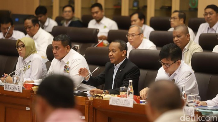 Menteri ESDM Bahlil Lahadalia saat rapat kerja dengan DPR RI - Foto: detik.com
