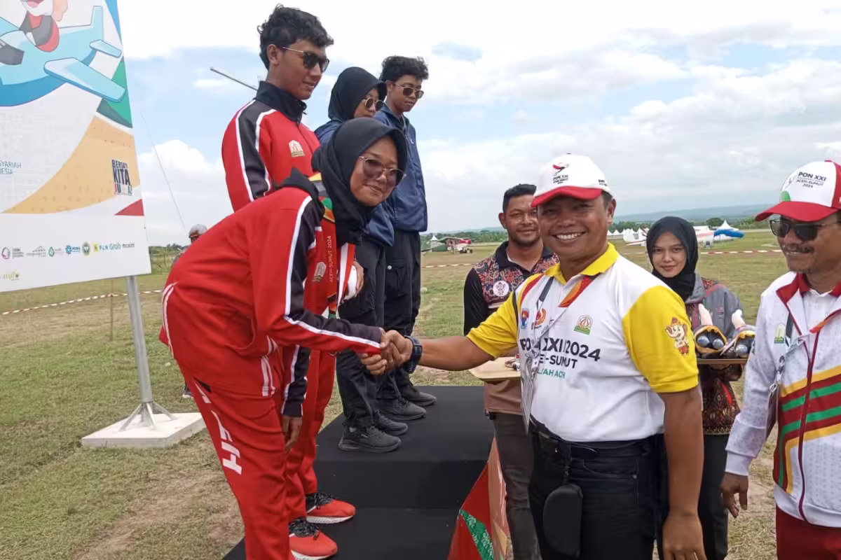 Atlet Aceh, Hikari dan Nashwa mendapat medali perak untuk mata lomba duration flight dual seater mix double. Foto: Istimewa