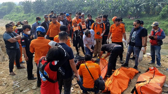 Sebanyak tujuh remaja laki-laki ditemukan tewas di Kali Bekasi, Jawa Barat pada Minggu (22/9) pagi. Para remaja itu diduga melompat ke sungai tersebut untuk menghindari patroli polisi. Foto: Dok. Kabid Humas Polda Metro Jaya