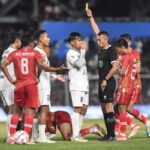 Wasit Eko Agus Sugiharto mengeluarkan kartu merah untuk pemain Sulteng pada laga kontra Aceh pada babak 8 Besar PON 2024 di Stadion H Dimurthala Banda Aceh, Sabtu (14/9/2024) malam. Foto: Antara