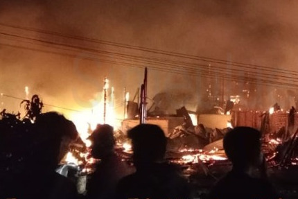 Api membakar 30 ruko di Kawasan Simpang Lima, Kota Sinabang. Foto: simeuluekab.go.id