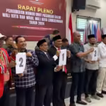 Para paslon Pilkada Lhokseumawe dengan perolehan nomor urut masing-masing. Foto: Line1.News/Fajar