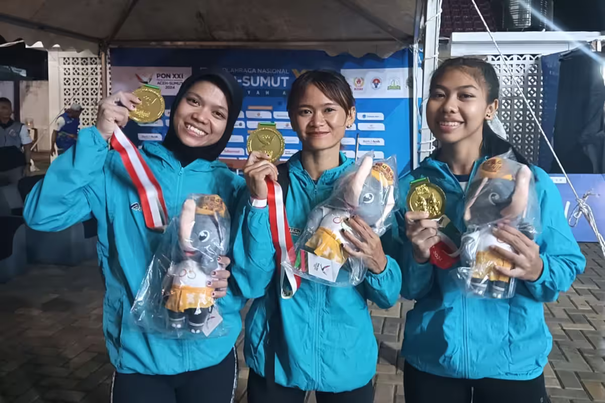 Widia Fujiyanti, Maylav Azhillya Putrian, dan Mar’atus Sholeha Triana Putri, memegang medali emas kategori lead team putri. Foto: PON ACEH Alfi Nora