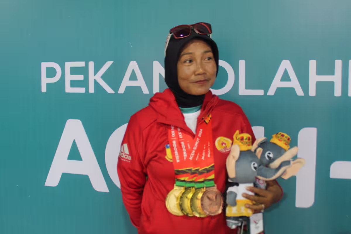 Atlet Papua Sarmunah dengan empat medali di cabor menembak. Foto: MC PON/Imamatunnisa Farha