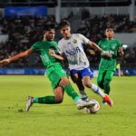 Tim sepak bola Jatim berusaha merebut bola dari tim pemain Aceh dalam laga semifinal yang berlangsung di Stadion Harapan Bangsa, Banda Aceh, Senin (16/9/2024) malam. Foto: Alwi/Minoritas