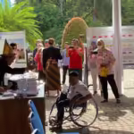 Seorang pemilih disabilitas menggunakan hak pilihnya pada Pemilu 2024. Foto: rri.co.id