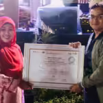 Rektor UIN Imam Bonjol Padang, Prof Dr Martin Kustati MPd menyerahkan sertifikat platinum kepada Ketua Kontingen UIN Ar-Raniry Banda Aceh, Reza Idria PhD, Sabtu (28/9/24) malam di UIN Imam Bonjol Padang. Foto: Istimewa
