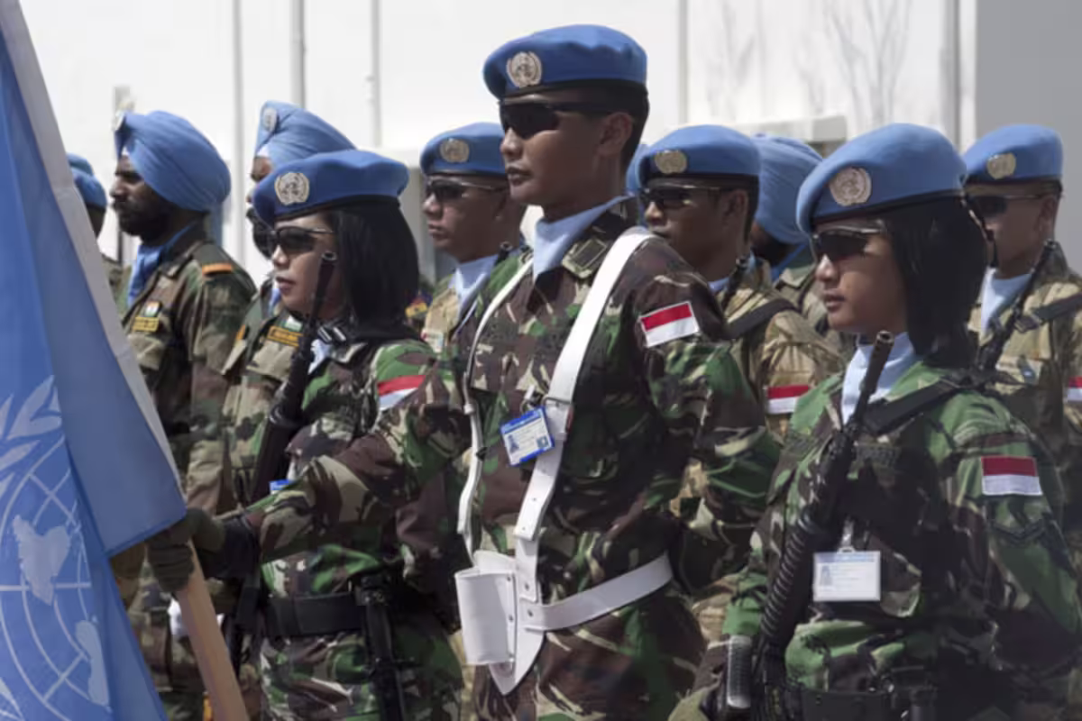 Para prajurit TNI yang tergabung di UNIFIL saat upacara di Markas Besar Misi Perdamaian di Naqoura untuk merayakan 36 tahun kehadiran misi perdamaian PBB di Lebanon Selatan, 19 Maret 2014. Foto: Dok UNIFIL