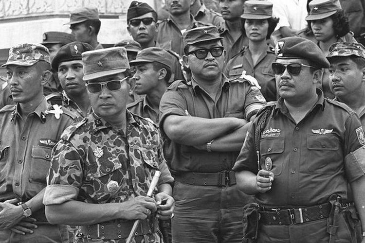Pangkostrad Mayor Jendral Suharto di Lubang Buaya, 6 Oktober 1965. Foto: AP