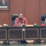 Juru Bicara Mahkamah Agung Suharto (tengah) memimpin audiensi bersama Solidaritas Hakim Indonesia (SHI) di Gedung MA, Jakarta, Senin (7/10/2024). Foto: Kompas.com