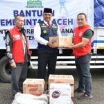 Pj. Gubernur Aceh, Dr. H. Safrizal ZA, M.Si, didampingi Kadinsos Aceh, Dr. Muslem, S.Ag, M.Pd, menyerahkan bantuan masa panik dari Pemerintah Aceh untuk Korban Bencana Kebakaran di Kabupaten Simeulue yang diterima Yanyan Rahmat, A.Ks selaku Sub Koordinator Perlindungan Sosial Korban Bencana Alam (PSKBA) Dinsos Aceh untuk didistribusikan, di Halaman Pendopo Gubernur Aceh, Banda Aceh, Kamis, (3/10/2024). Foto: humas.acehprov.go.id