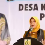 Pj. Ketua TP-PKK Aceh, Ny. Hj. Safriati Safrizal, S.Si, M.Si, saat memberikan arahan pada pembinaan dan penilaian Desa Kerajinan Tinggkat Provinsi Aceh Tahun 2024, di Gampong Pango Deah, Kecamatan Ulee Kareng, Banda Aceh, Senin, (7/10/2024). Foto: Humas Pemerintah Aceh