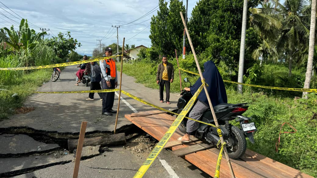 Jalan longsor lintas KKA di Paya Dua Aceh Utara