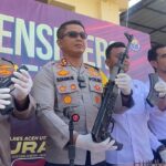 Kapolres Aceh Utara Nanang tunjukkan senpi diserahkan warga