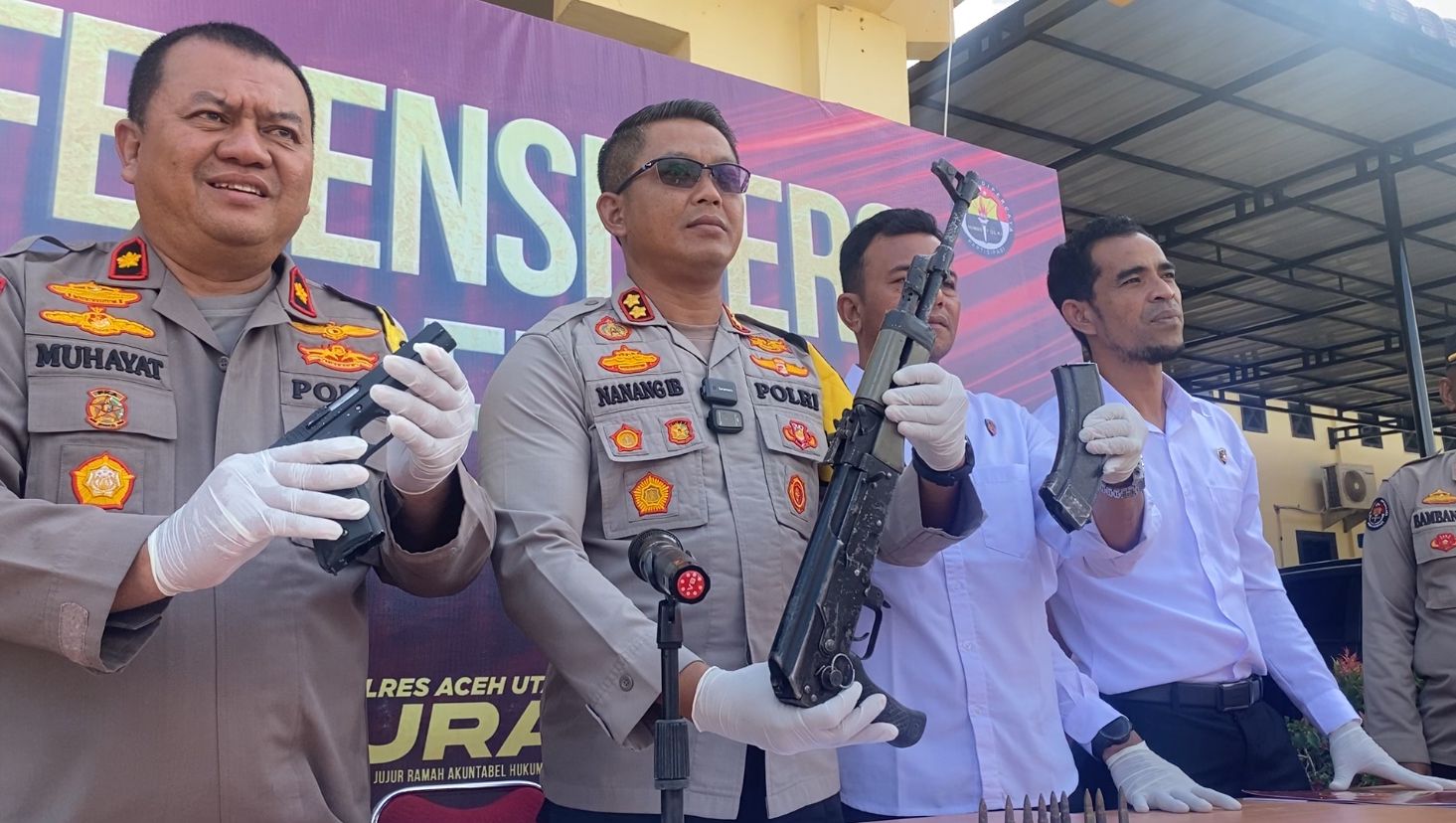 Kapolres Aceh Utara Nanang tunjukkan senpi diserahkan warga