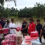 Dinsos PPPA Aceh Utara menyalurkan bantuan masa panik kepada para korban banjir di Kecamatan Matangkuli, Tanah Luas, dan Pirak Timu, Selasa, 8 Oktober 2024. Foto: Dok. Humas Pemkab Aceh Utara