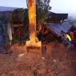 Alat berat dikerahkan untuk membersihkan material longsor yang menutup jalan akses Kampung Ramung Ara, Celala, Aceh Tengaha, Rabu, 9 Oktober 2024. Foto: TRC BPBD Aceh Tengah