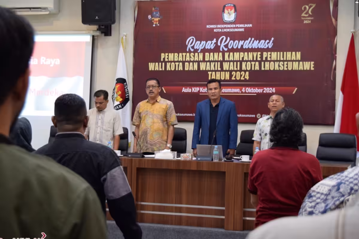 Rapat koordinasi pembatasan dana kampanye bersama Panwaslih Kota Lhokseumawe dan Liaison Officer masing-masing paslon di Aula Kantor KIP Kota Lhokseumawe, Jumat, 4 Oktober 2024. Foto: KIP Lhokseumawe
