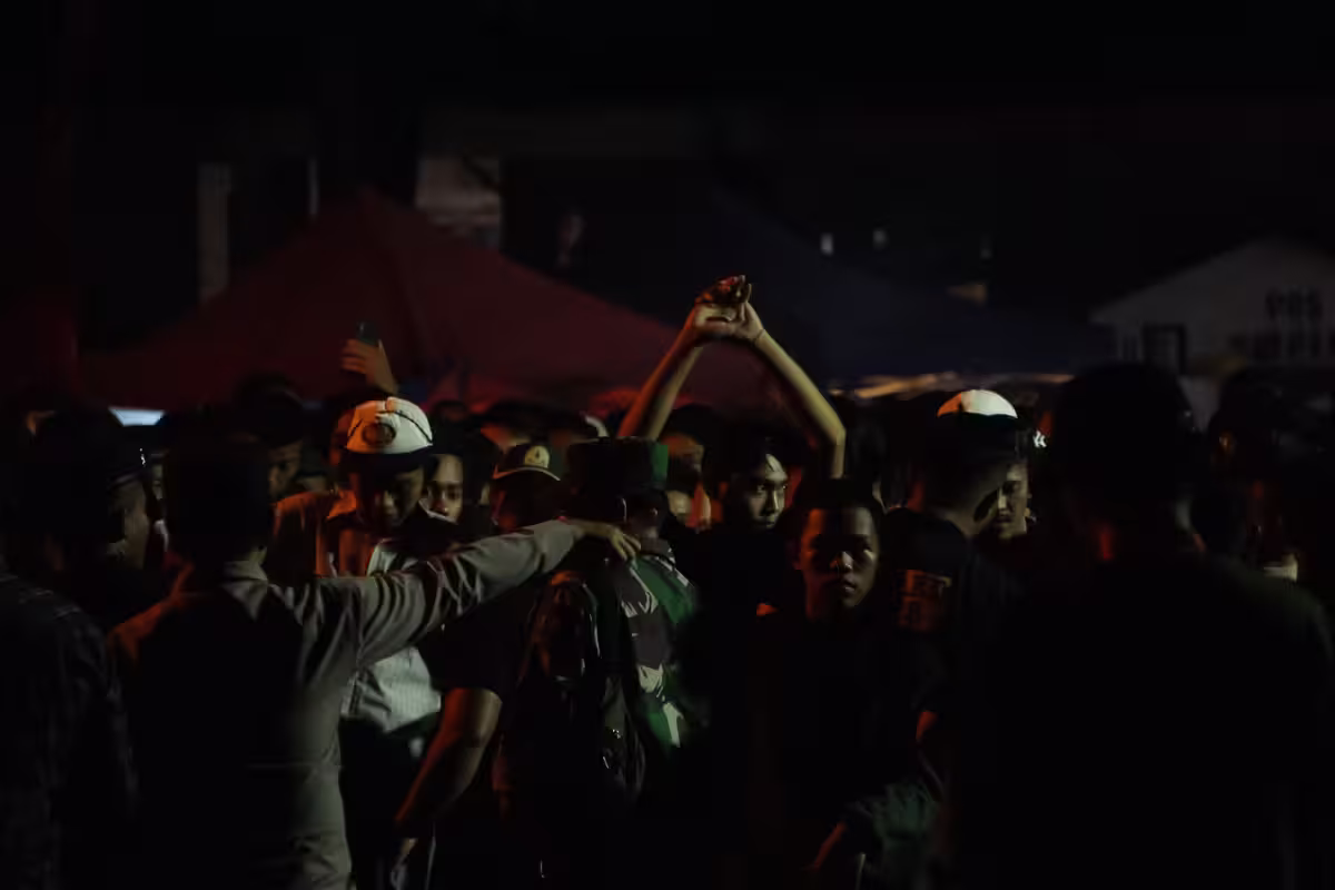 Panitia dan aparat keamanan memeriksa penonton yang memasuki area konser Iwan Fals di Stadion Tunas Bangsa Lhokseumawe, Sabtu malam, 5 Oktober 2024. Foto: Line1.News/Yasir