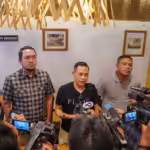 Wakil Ketua KIP Aceh Agusni AH (tengah) bersama Anggota KIP Aceh, Muhammad Sayuni dan Ahmad Mirza Safwandy di Morden Coffee Pango, Banda Aceh, Selasa, 8 Oktober 2024. Foto: KIP Aceh