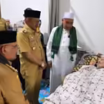 Pj Gubernur Safrizal Besuk Ulama Aceh Jaya Aba Budi Lamno