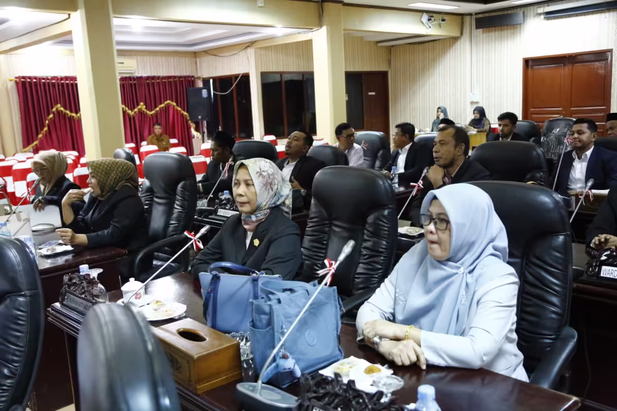 Anggota DPRK Lhokseumawe mengikuti sidang
