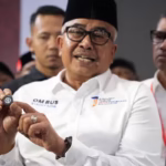 Bustami Hamzah menunjukkan clip on yang dipakainya