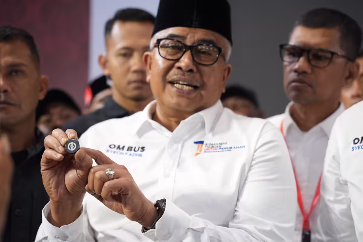 Bustami Hamzah menunjukkan clip on yang dipakainya