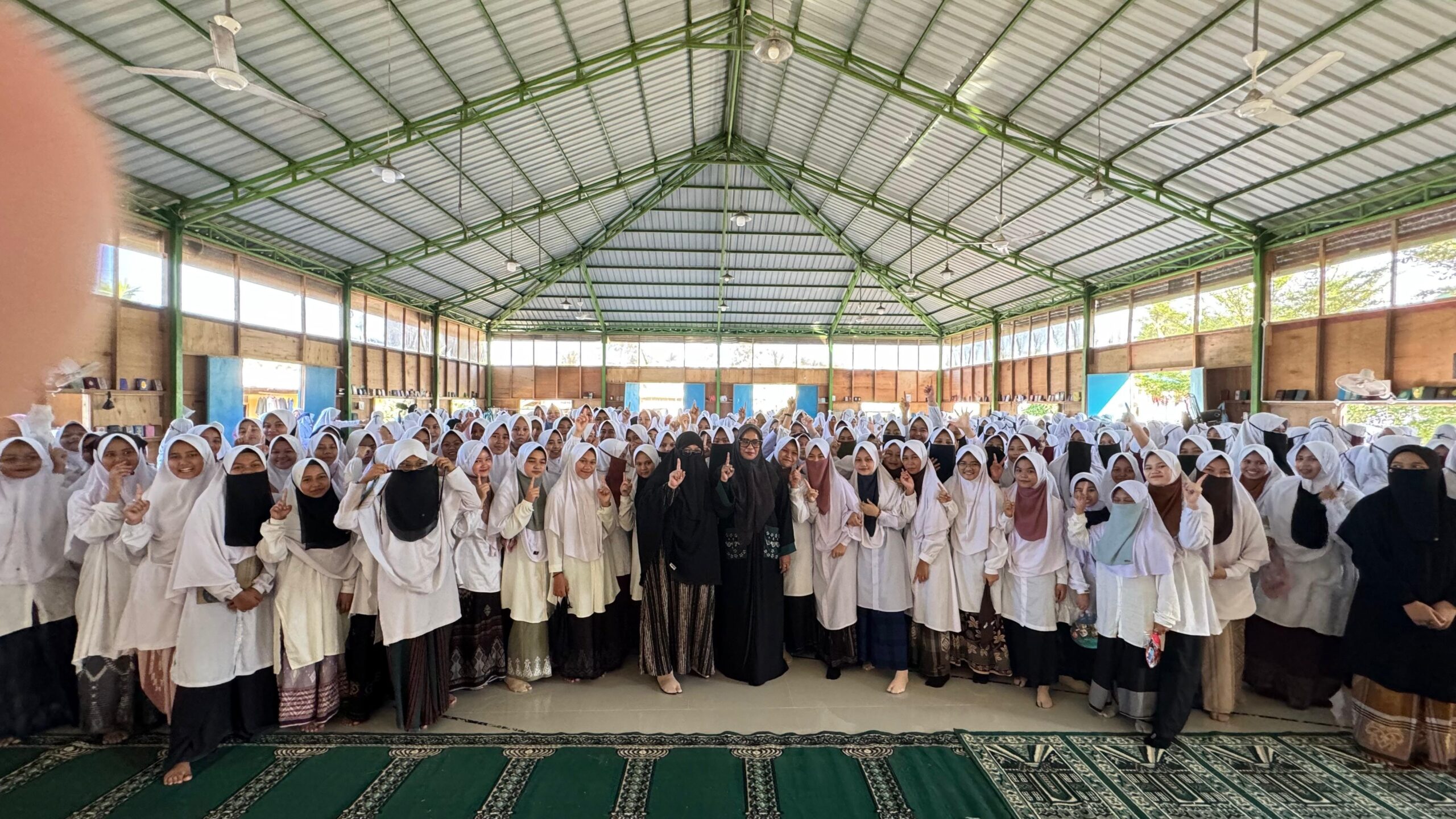 Mellani foto bersama santri wati Dayah Cot Trueng