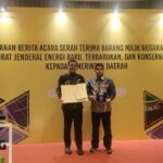 Pj Wali Kota Terima Hibah PJUTS