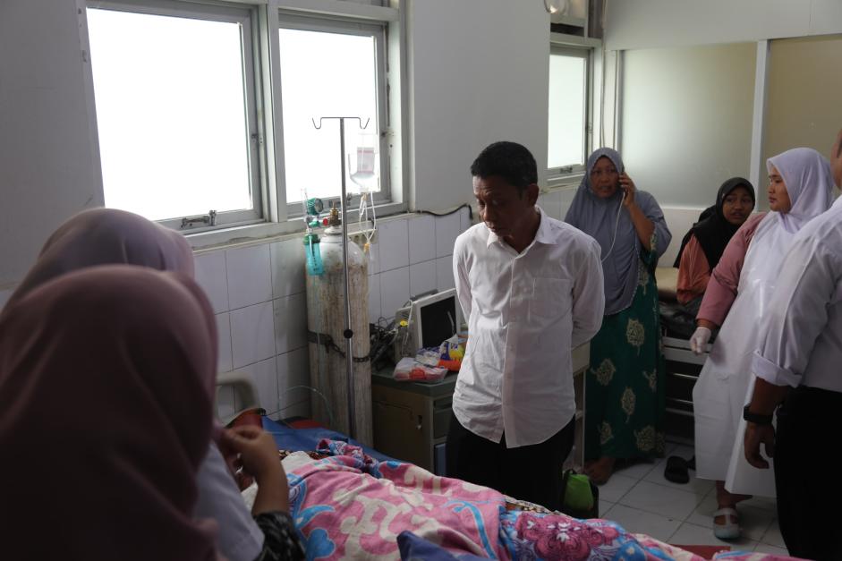 Sekda Jenguk korban penyiraman air aki