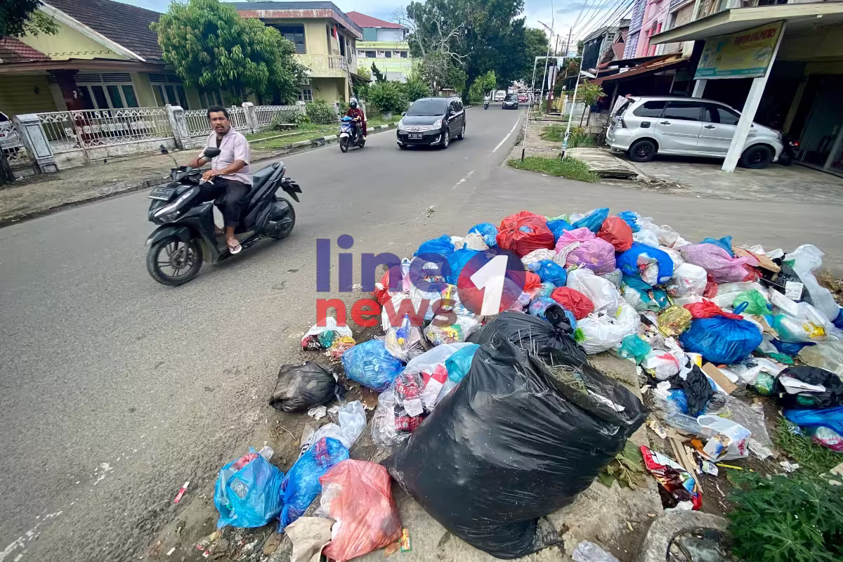 Tumpukan sampah di Lhokseumawe Line1News Fajar1