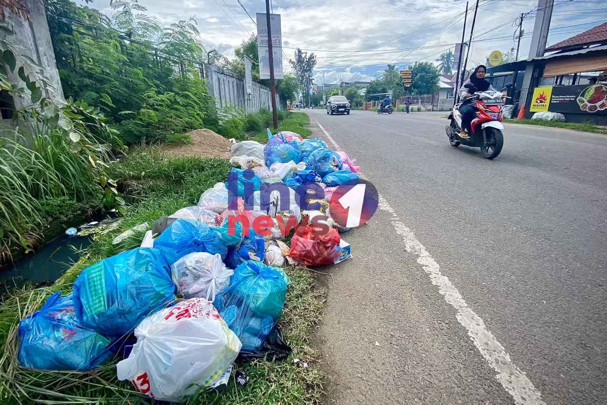 Tumpukan sampah di Lhokseumawe Line1News Fajar2