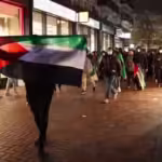 Warga Maroko di Amsterdam membentangkan bendera Palestina