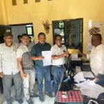 Sekretaris RKB Aceh Tamiang, Safuan, didampinggi Ketua RKB Aceh Tamiang, Asrizal Asnawi dan Murtala membuat laporan ke SPKT Polres Aceh Tamiang. Foto: Istimewa