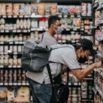 ilustrasi mengecek label kemasan produk